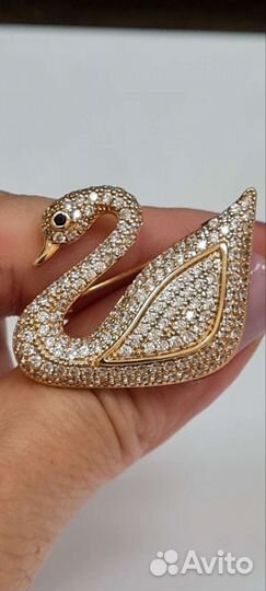 Брошь с кристаллами Swarovski