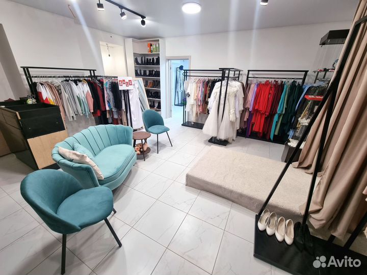 Аренда рейла, вешала, полки в шоу-руме