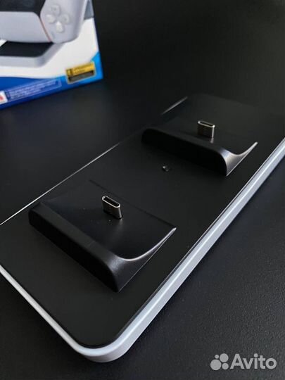 Зарядная станция для джостиков PS5 dobe