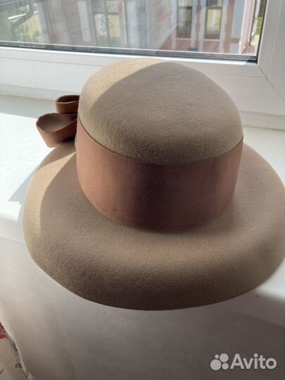Новая бежевая шляпа из фетра