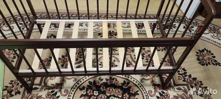 Детская кроватка с поперечным маятником