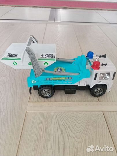 Грузовик с контейнером с сиреной и мигалками