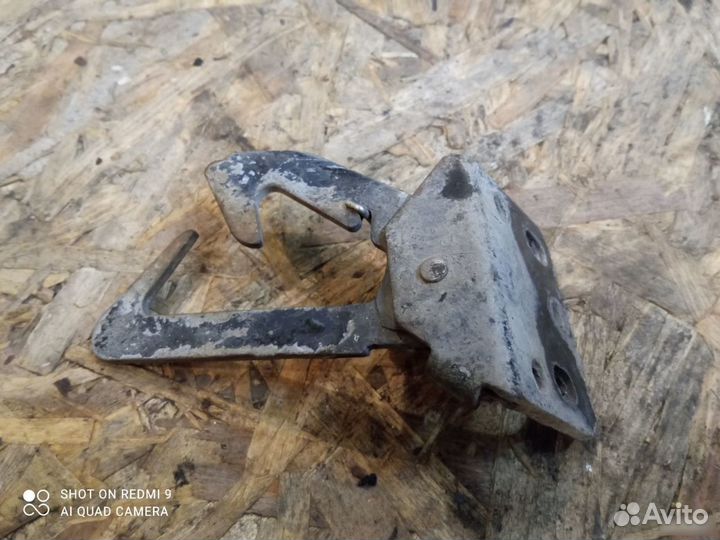 Крюк капота Audi 80