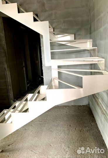 Лестничные перила кованные с монтажем