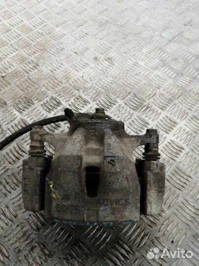 Суппорт передний правый Toyota Rav4 ACA30 2.0