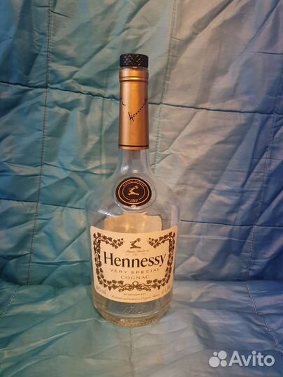 Бутылка пустая от хенеси с коробкой