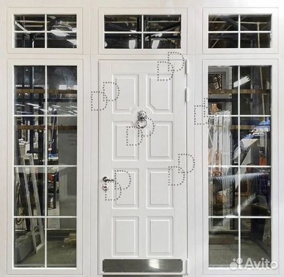Белая парадная уличная дверь со стеклом