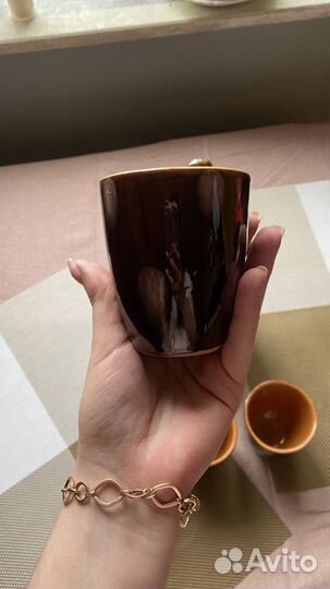 Глиняный кувшин со стаканами