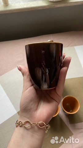 Глиняный кувшин со стаканами