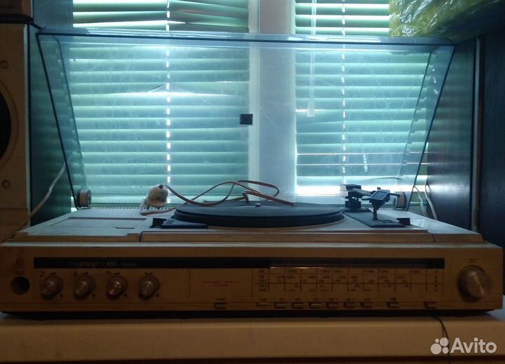 Проигрыватель виниловых пластинок 