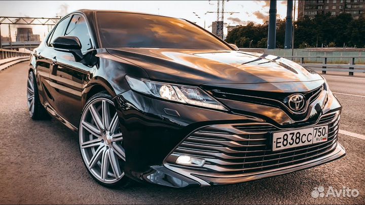 Водитель на Toyota Camry (с оформлением)