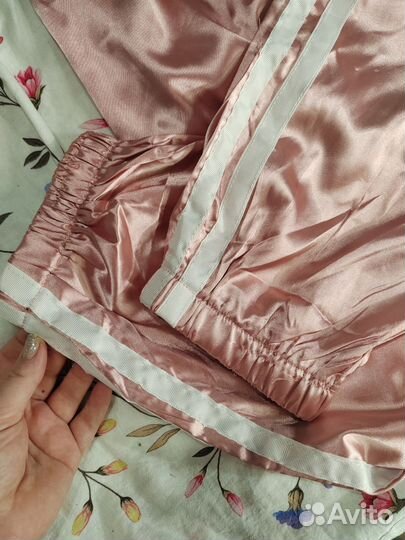Розовые атласные брюки новые
