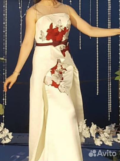 Вечернее платье 44 белое с красными цветами