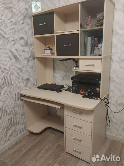 Письменный стол для школьника со шкафом