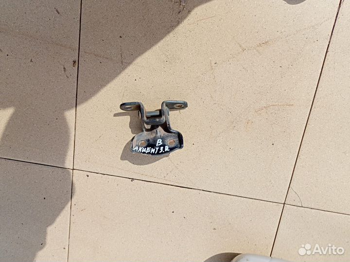 Петля двери задняя правая верхняя Hyundai Accent