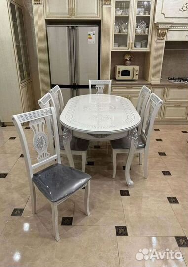 Обеденный стол и стулья