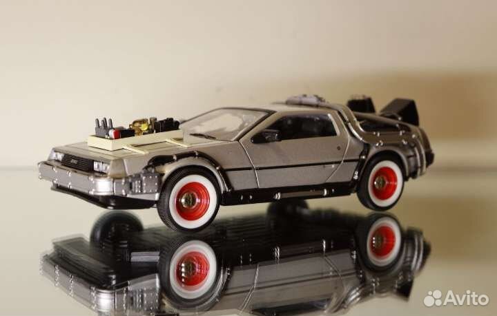 Модель автомобиля welly Delorean DMC-12