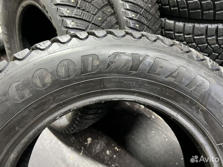 Goodyear Ultragrip Ice Arctic 215/65 R16 98T