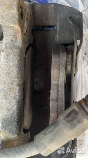 Супорт в сборе с дисками