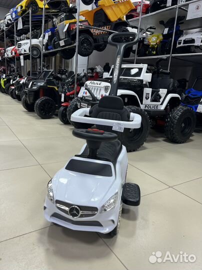 Машинка каталка толокар с родительской ручкой