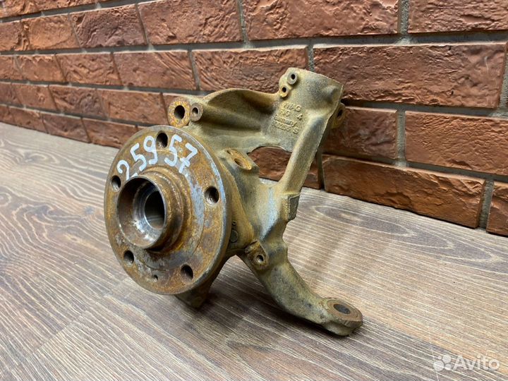 Кулак передний левый Volkswagen Golf 7 Octavia A7