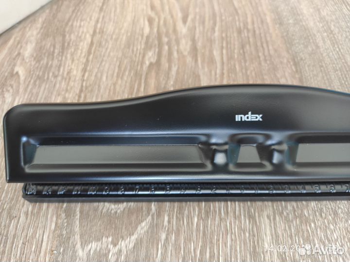 Дырокол на 4 отверстия lndex