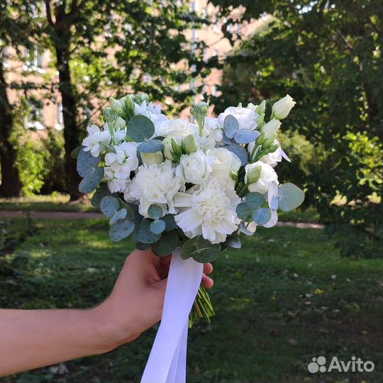 Свадебный букет в белой гамме с эвкалиптом