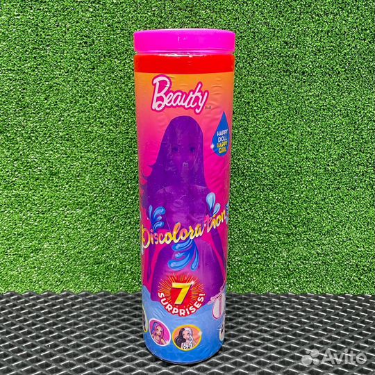 Кукла Барби меняет цвет в воде