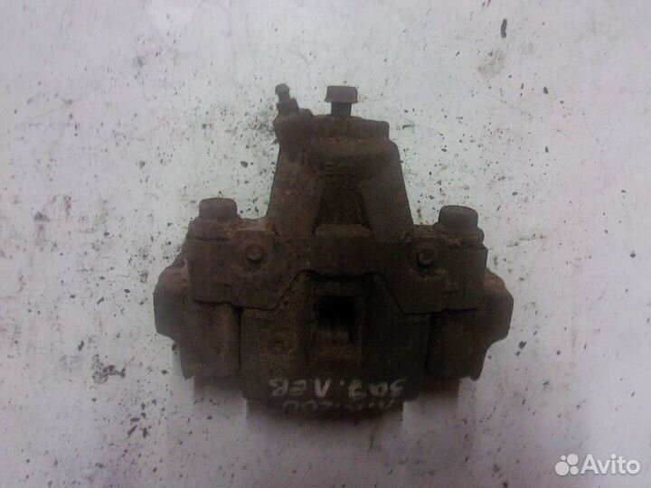 Суппорт задний левый Toyota Land Cruiser 200