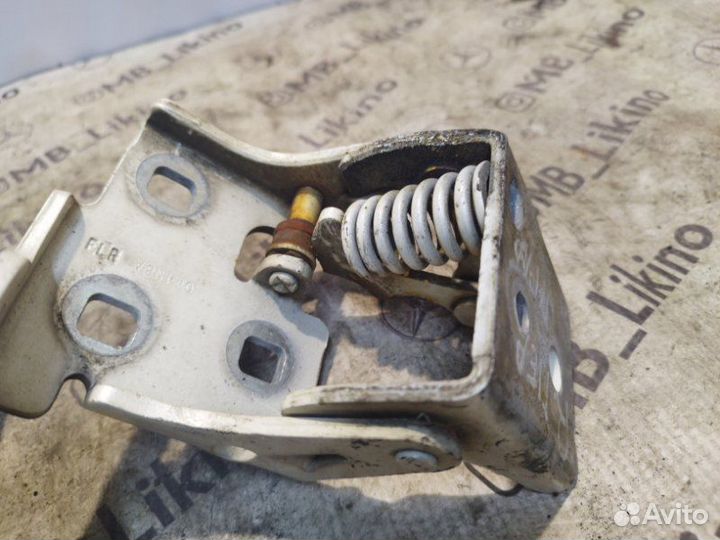 Петля двери передняя правая Chevrolet Tahoe GMT900