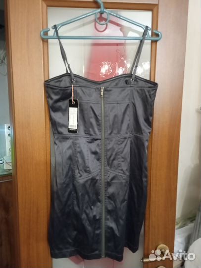 Сексуальное коктейльное платье на бретельках