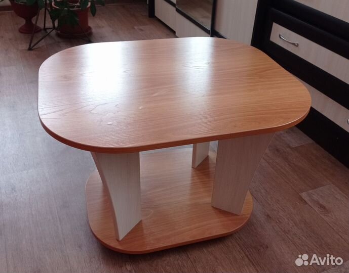 Журнальный столик на колесиках б/у