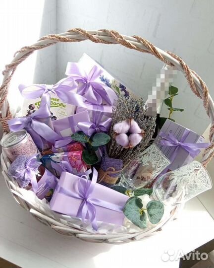 Подарочные наборы в корзине