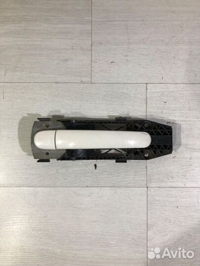 Ручка двери задняя левая skoda yeti 1.2 DSG