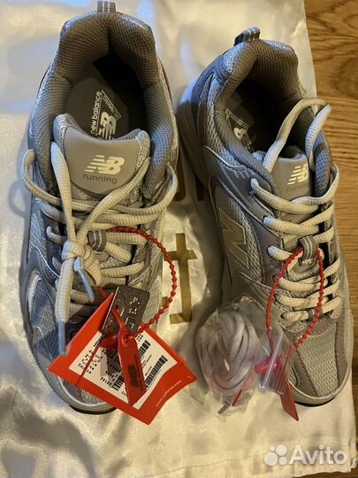 Кроссовки женские