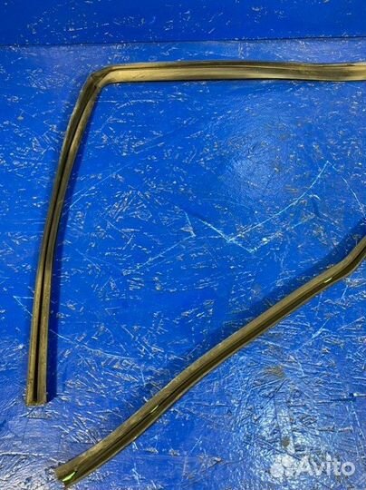 Уплотнитель двери передний левый Lexus Is XE30