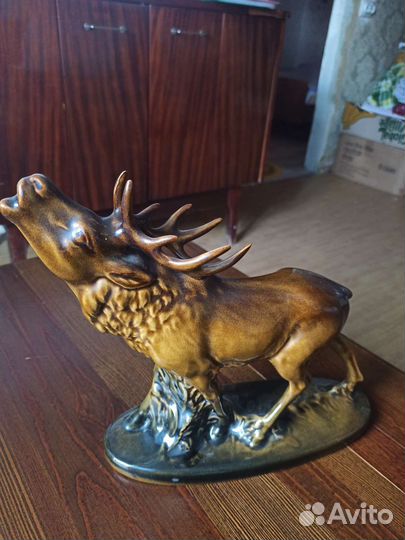 Фарфоровая статуэтка Олень северный