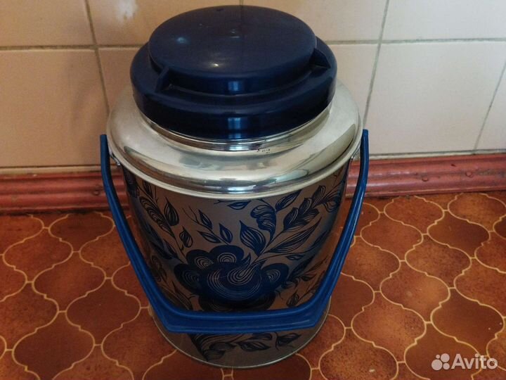 Термос с крышкой