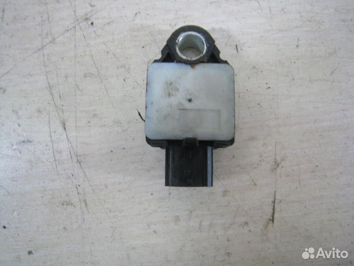 Датчик удара передний Mitsubishi Lancer 10 2010