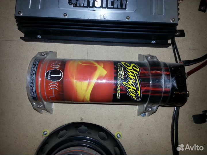 Сабвуфер, уселитель,конденсатор и полка с колонкам