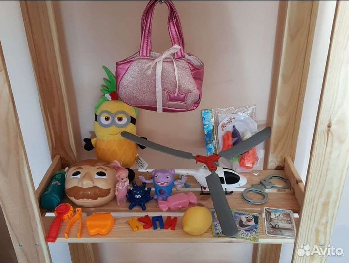 Игрушки пакетом вертолет миньон