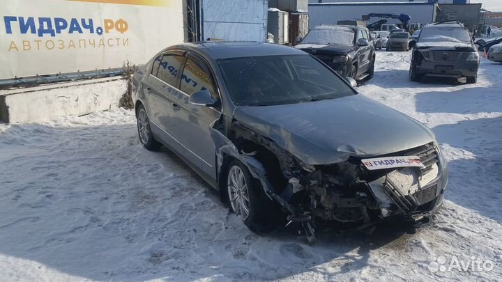 Усилитель переднего бампера Volkswagen Passat (B6)