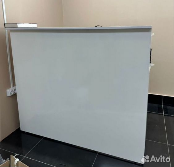 Стойка с тумбой белая