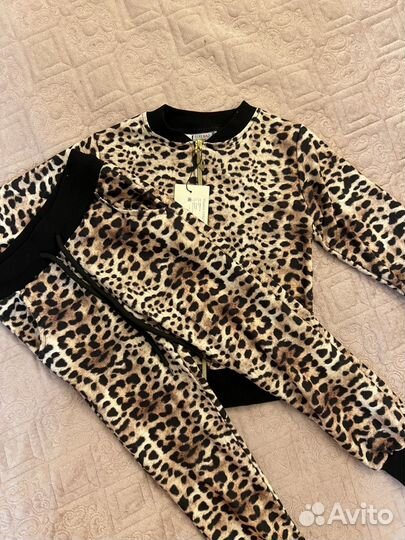 Костюм для девочки новый 104