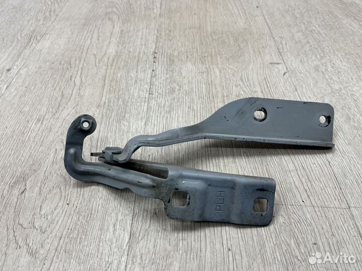 Петля капота nissan primera P12 Лев