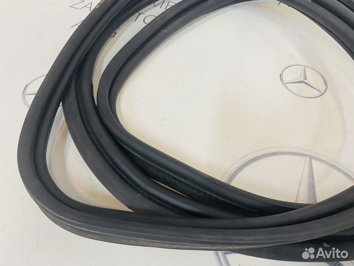 Уплотнитель двери багажника Mercedes W204