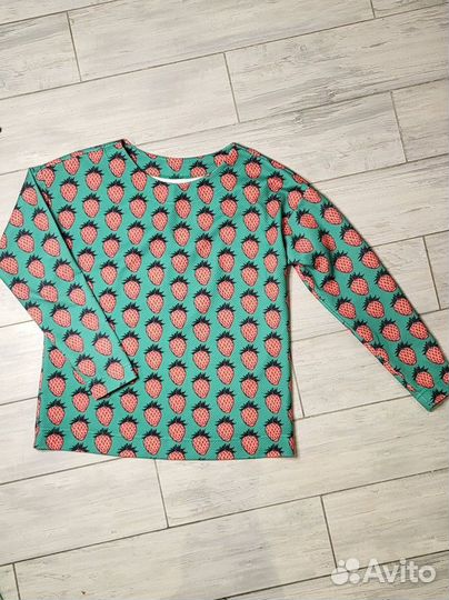 Пуловер женский 42-44 с Клубничкой