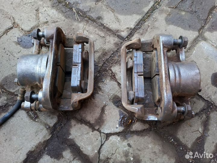 Суппорт передний левый правый Toyota Mark 2 gx90