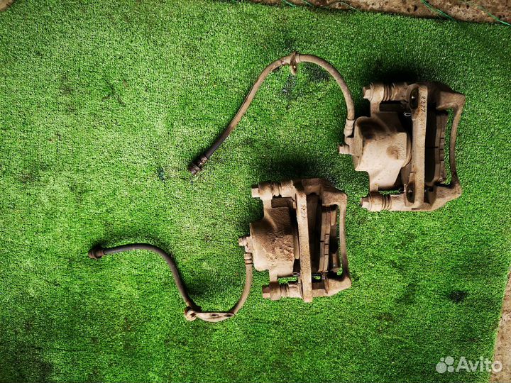 Суппорт передний левый на Honda Crv 1996-2002 2л