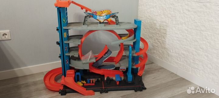Игровой трек Hot Wheels Гараж Мега Акула